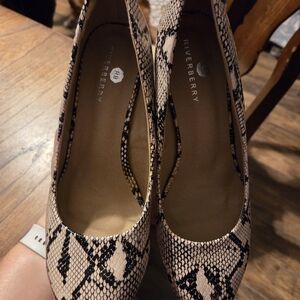 Women's Snakeskin Print Pumps